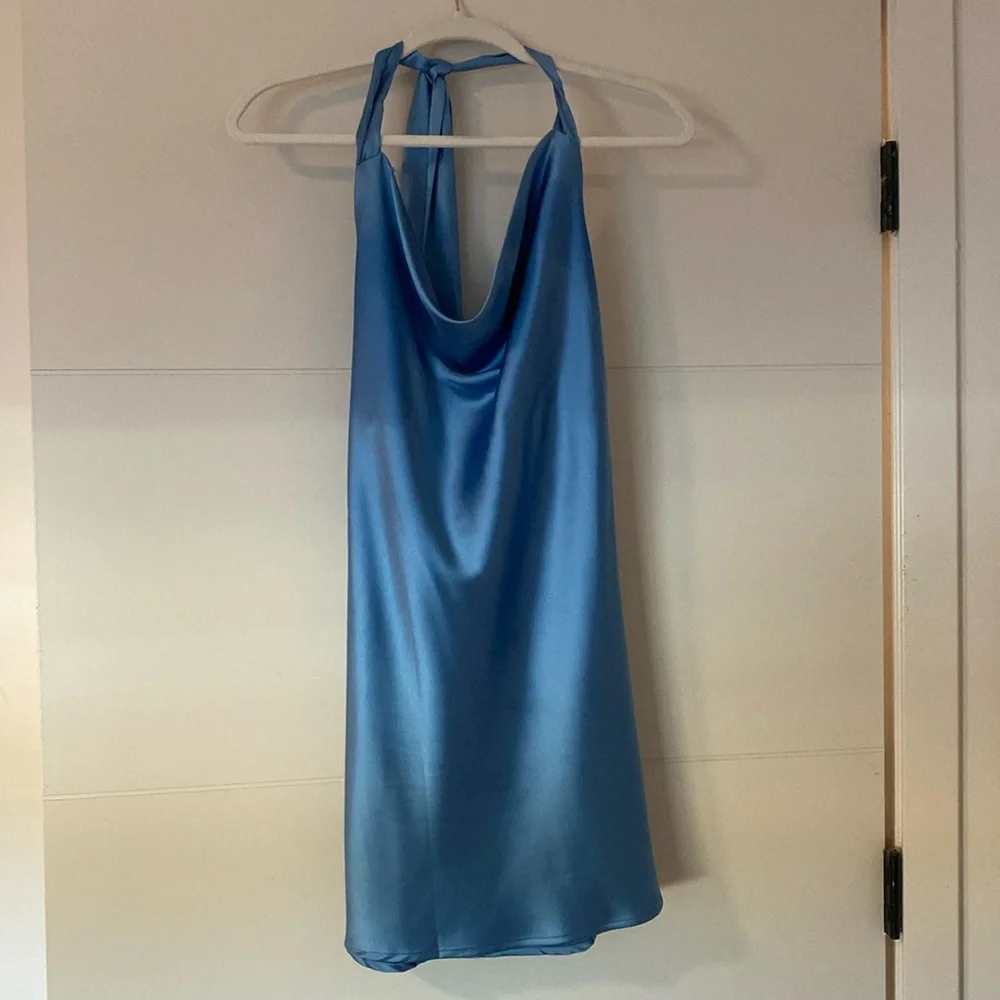 Backless halter neck mini dress - Picture 3 of 4